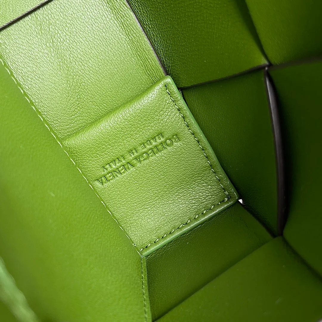 Batch 1520 BV|Qixi New Color Matching CASSETTE China Exclusive Limited Edition. Limited to 134 pieces in China. Available on the official website for 21500. Unique Chinese parrot green triangle buckle. Two-color urban leather. The lining of the bag is made of suede leather technology. It forms a style contrast with the outside and will never bump into the bag. Model: 708768; Size: 23*15*6cm